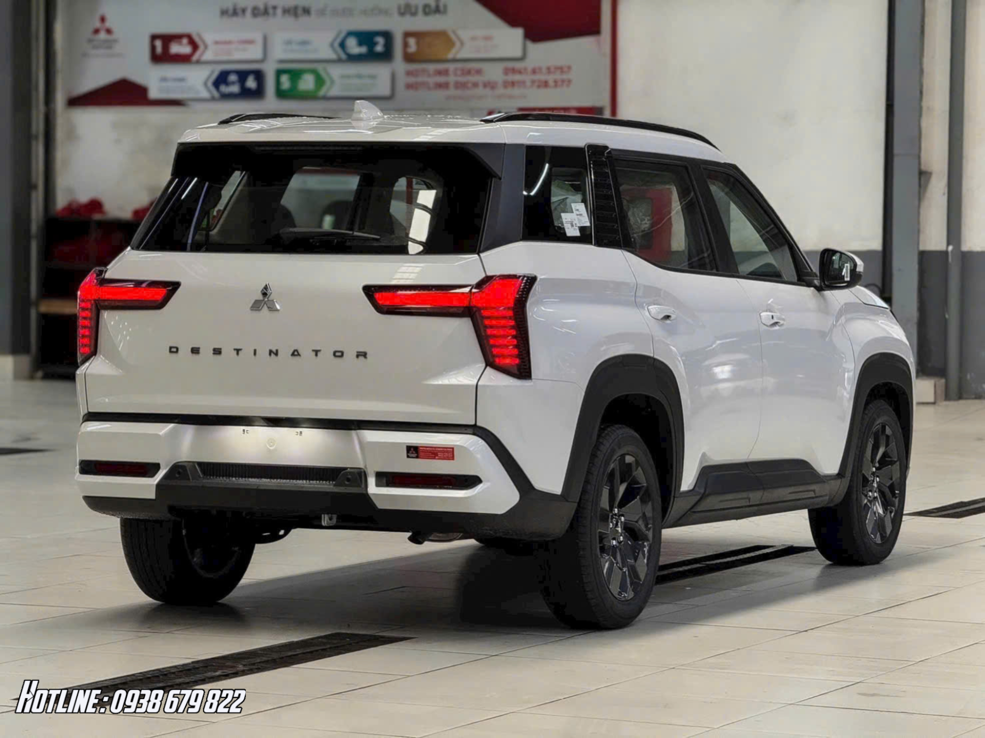 Cạnh đuôi xe Mitsubishi Destinator Premium 2026 Màu Trắng